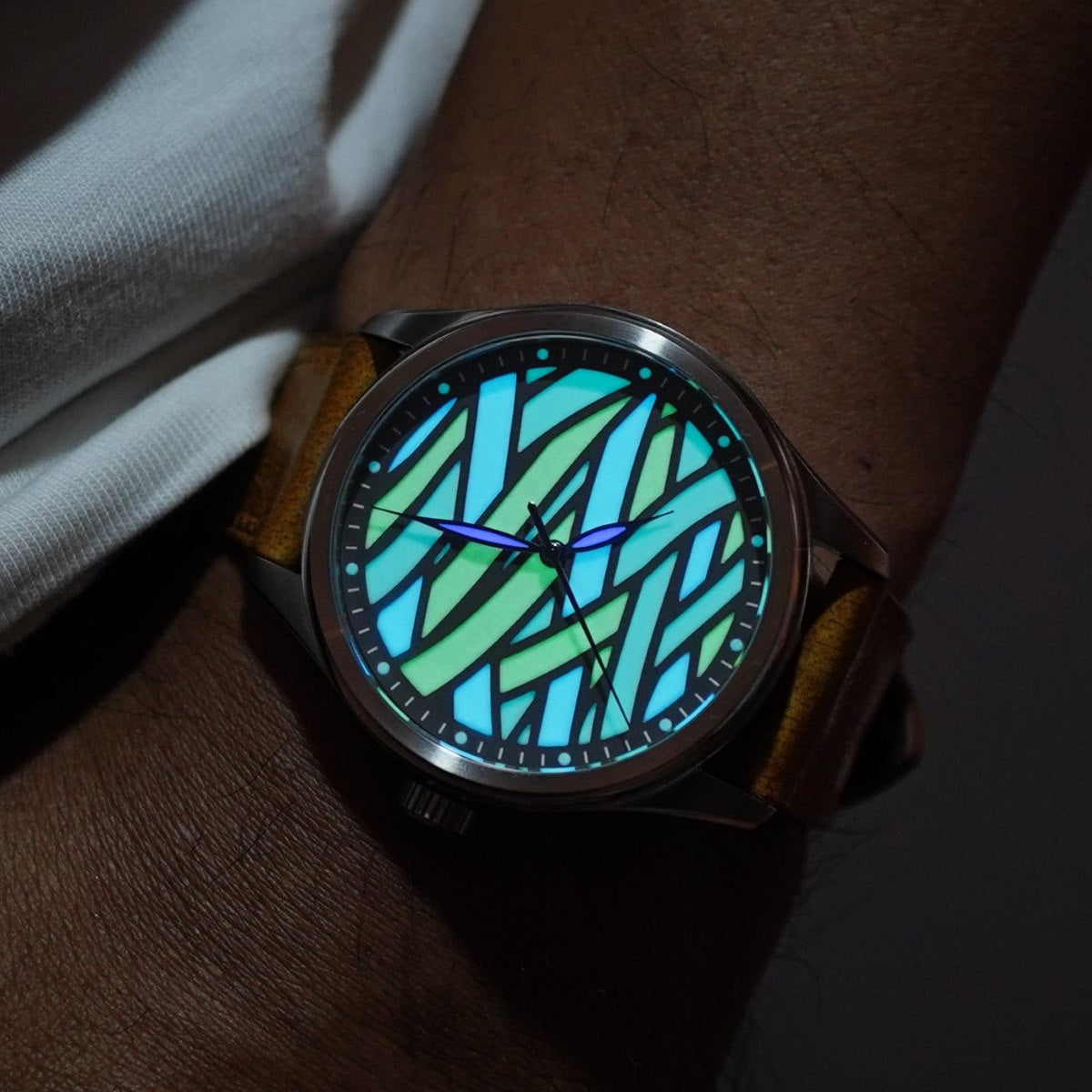 Watch dial with multiple glowing facets